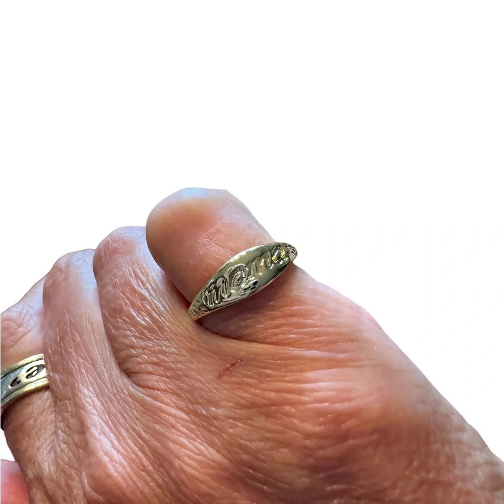 Gold “Mama” Floral Minimalist Ring